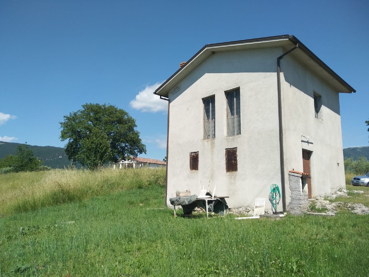 RIETI-ROCCASIBALDA Casa totalmente indipendente con terreno circostante (Rif.2232)