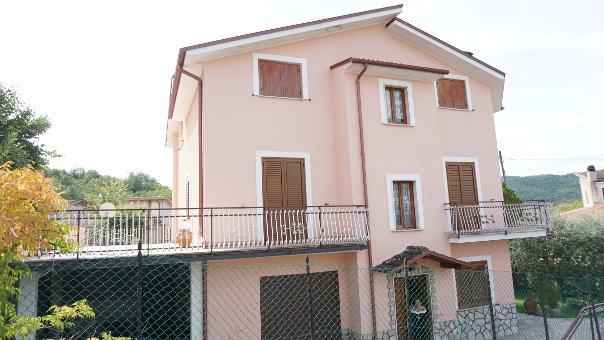 SAN MARTINO DI PETRELLA SALTO Villa in vendita costituita da tre appartamenti autonomi (Rif.2370)