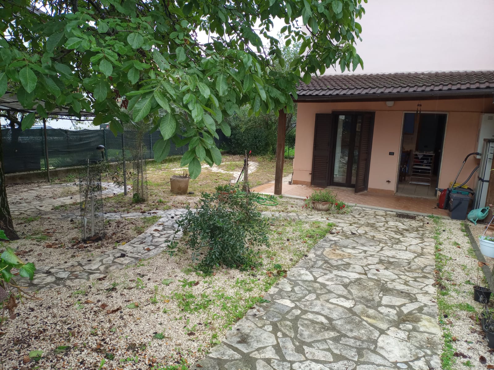 Santa Rufina:Grazioso bi-locale con ampio giardino uso investimento(Rif.2366)