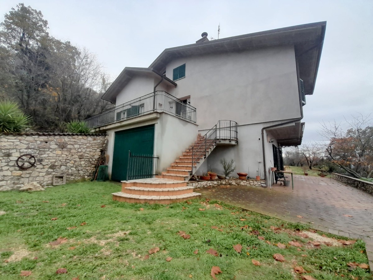 RIETI-CASAPROTA Villa indipendente su tre livelli con corte privata (Rif.2388)