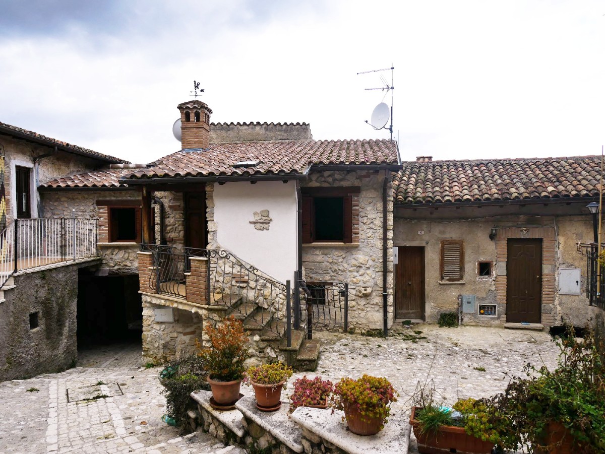RIETI-PETRELLA SALTO: Appartamento con due camere e cantina (Rif.2416)