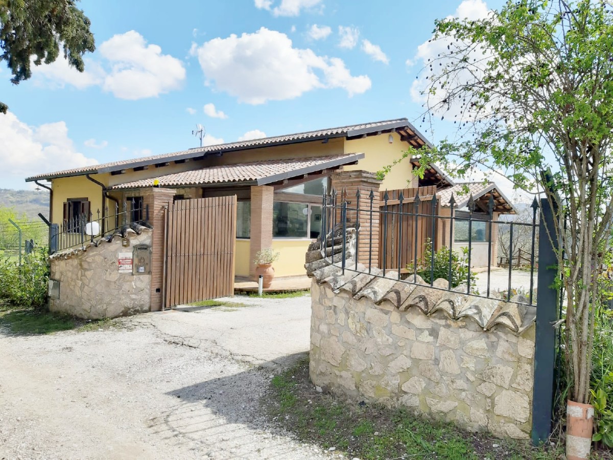 RIETI-ORNARO BASSO: Villa Indipendente con giardino e terreno (Rif.2442)