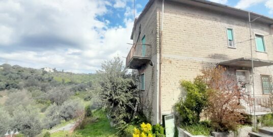 RIETI-BACCELLI (a due km dall’abbazia di farfa) Semindipendente con terreno di 6.000 circa (Rif.2436)