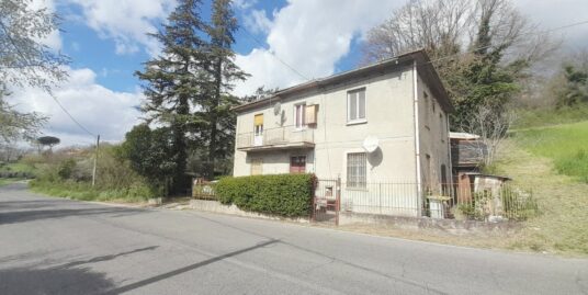 RIETI-LOC.STALLONE (a 3 km da Passo Corese) Indipendente su due livelli, giardino e terreno di proprietà (Rif.2437)