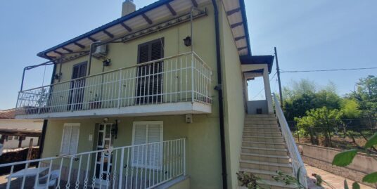 RIETI- CONTIGLIANO: Semi indipendente con ingresso indipendente e corte privata pavimentata (Rif. 2462)