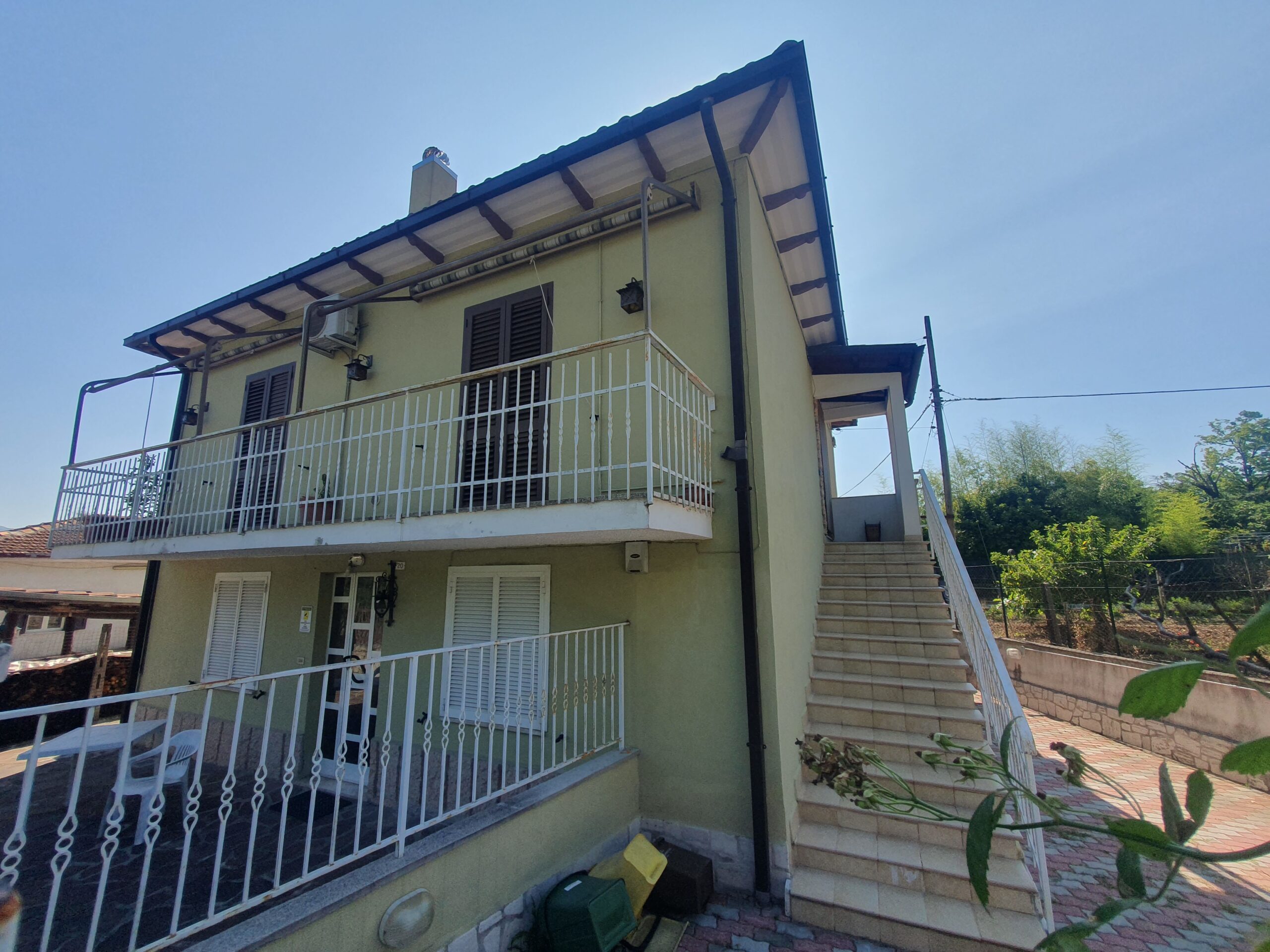 RIETI- CONTIGLIANO: Semi indipendente con ingresso indipendente e corte privata pavimentata (Rif. 2462)