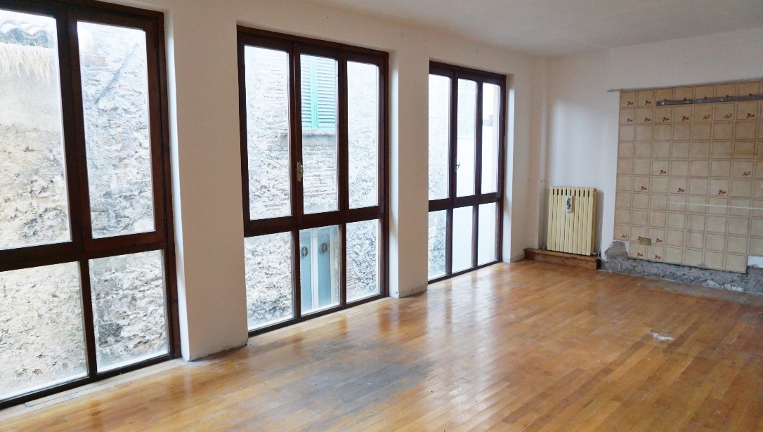Rieti-Centro Storico : Appartamento luminoso con vetrate uso investimento (Rif.2468)
