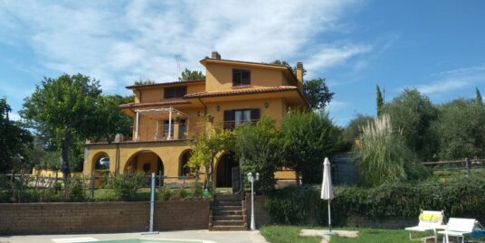 RIETI- CASTELNUOVO DI FARFA: Villa lussuosa con piscina (Rif. 2488)