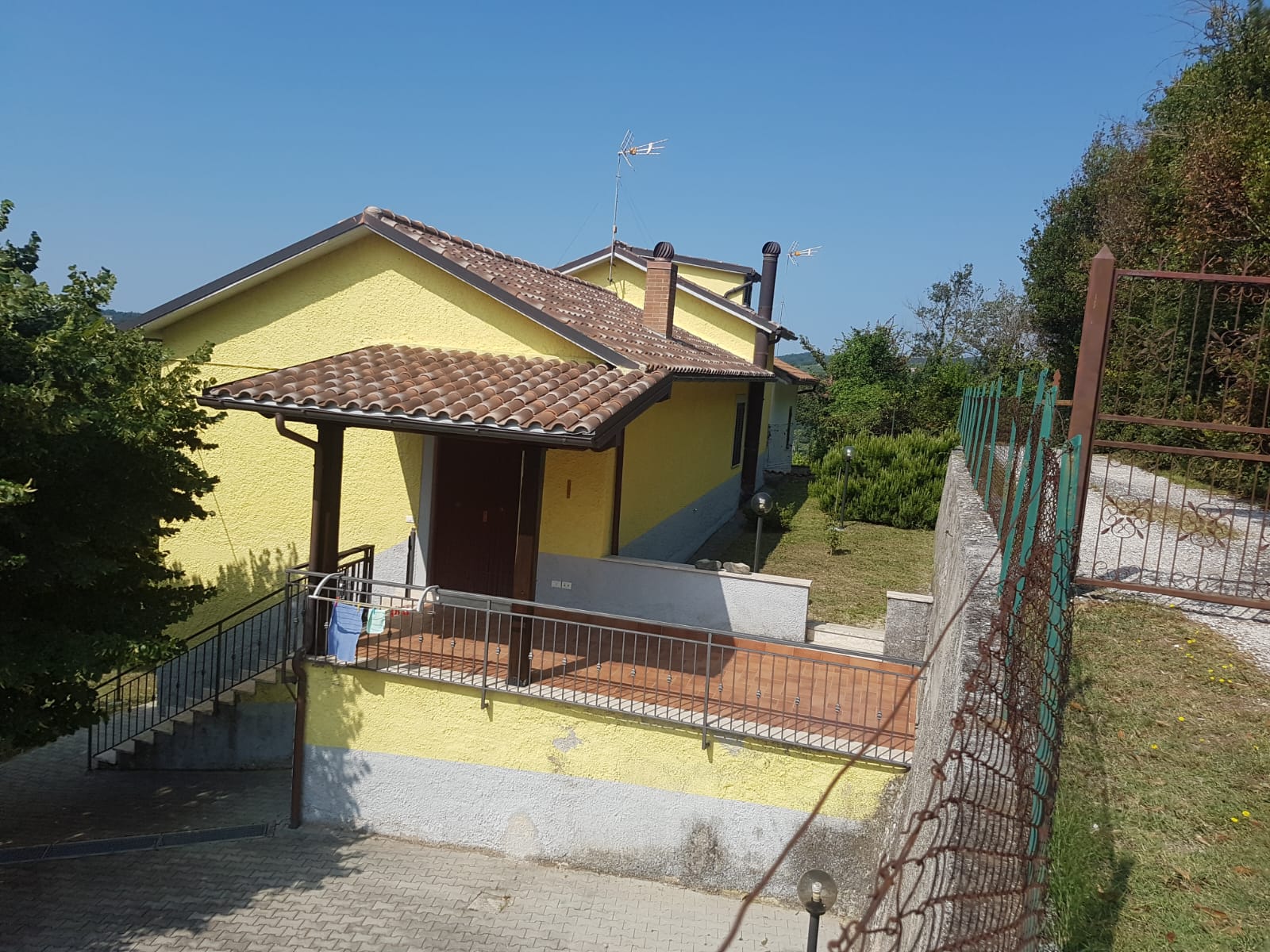RIETI – ROCCA SINIBALDA: Semi indipendente su tre livelli con giardino (Rif. 2500)