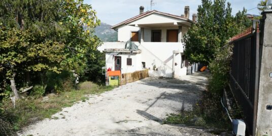 Cantalice : Appartamento Al Primo Piano Con Ampio Terrazzo Perimetrale (Rif.2513)