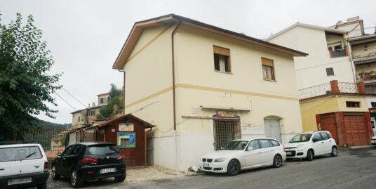 RIETI – TOFFIA: Indipendente su 3 livelli con terrazzo, locale e garage (Rif. 2530)