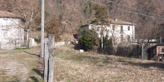 RIETI- CONTIGLIANO: Casale da ristrutturare con giardino (Rif. 2558)