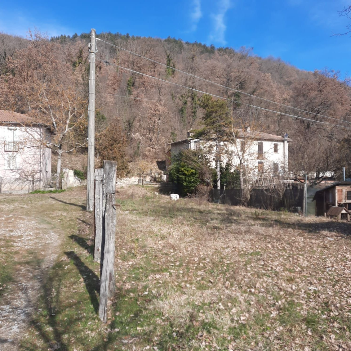 RIETI- CONTIGLIANO: Casale da ristrutturare con giardino (Rif. 2558)