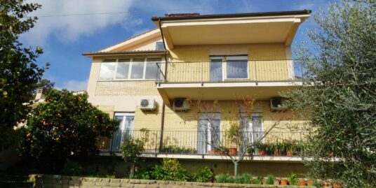 MAGLIANO SABINA: Villa indipendente di circa 450 mq disposta su tre livelli (Rif.2646)
