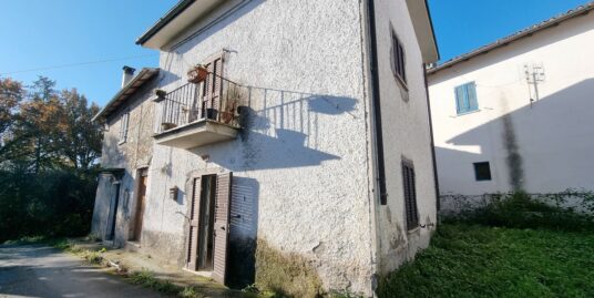 LIMITI DI GRECCIO: Indipendente con due corti esterne e terreno boschivo (Rif.2652)