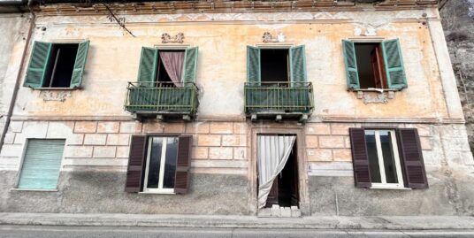 RIETI-BORGOROSE Indipendente su tre livelli di 200 mq circa (Rif.2679)