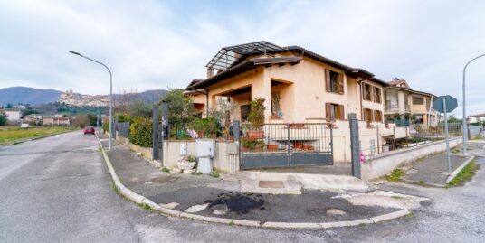 CONTIGLIANO Villa di 300 mq circa su due piani con corte privata (Rif.2661)