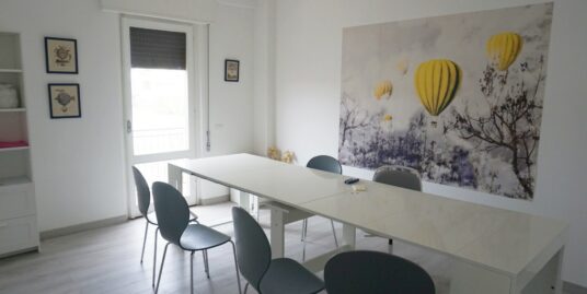 PASSO CORESE Fronte coop appartamento al primo piano di ampia metratura (Rif.2696)