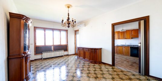 Rieti-Piazza Tevere: Appartamento ultimo piano grandi dimensioni(Rif.2703)