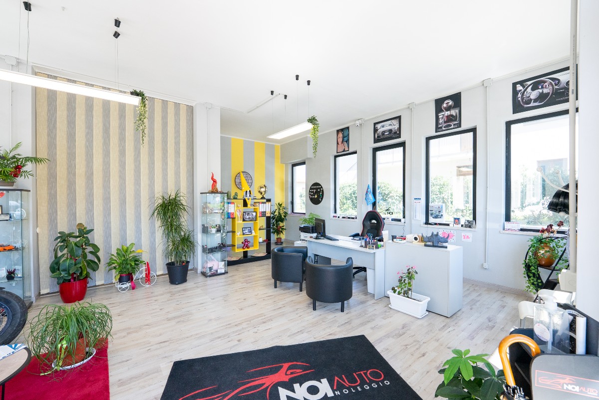 Rieti-Vazia:Negozio-Locale commerciale adibito a Noleggio Auto ottimo investimento(Rif.2708)