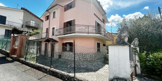 RIETI-SAN MARTINO Villa indipendente con tre appartamenti autonomi (Rif.2715)