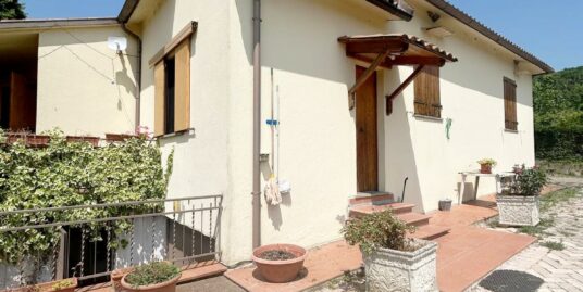 Acquasparta (TR) – Località Selvarelle Basse Villa su tre livelli con giardino privato. (Rif.2630)