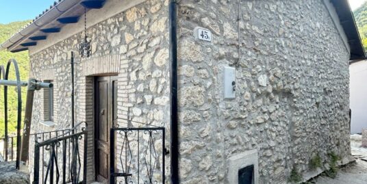 CANTALICE Casa indipendente su 4 livelli con cantina e piccola corte esterna (Rif.2741)