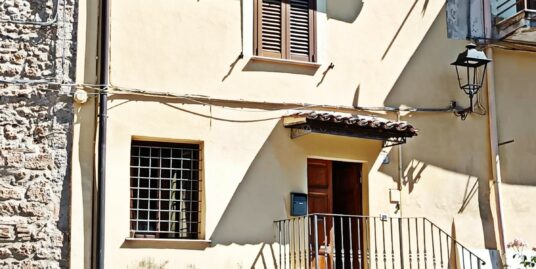 Rieti-Centro Storico: Cielo-terra con terrazzo panoramico(Rif.2739)