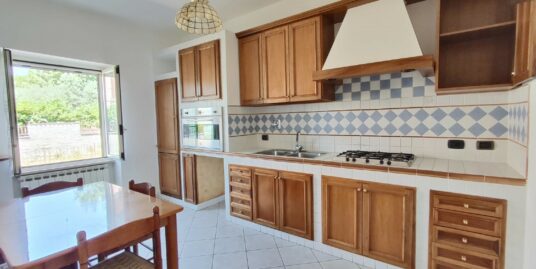 PONTICELLI – SCANDRIGLIA Appartamento di ampia metratura completamente ristrutturato (Rif.2735)