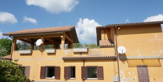 ROCCA SINIBALDA Indipendente suddiviso in due appartamenti con ingressi indipendenti. (Rif.2783)