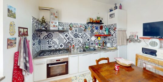 ROCCA SINIBALDA Località Castigliete Appartamento patronale, ampio, luminoso e due appartamenti da adibire a B&B (Rif.2809)