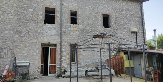 Casale in pietra con ampio giardino nel cuore di Scandriglia (Rif. 2851)