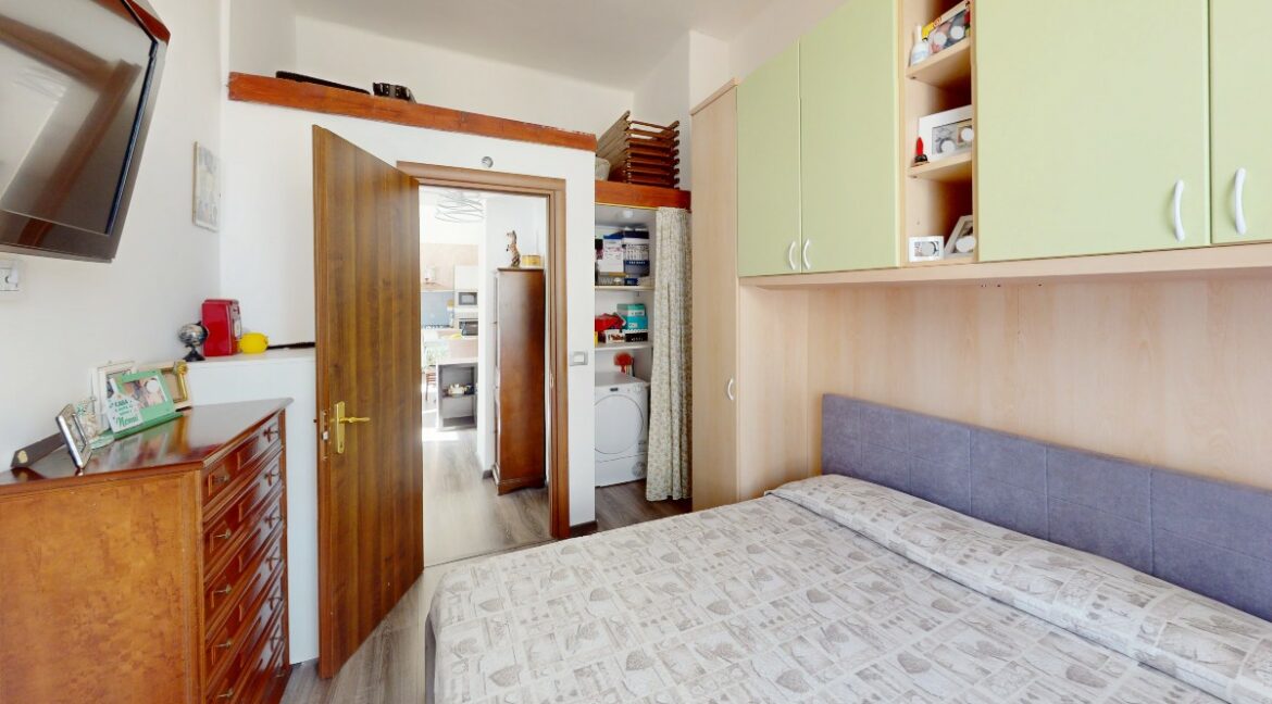 12 (81)